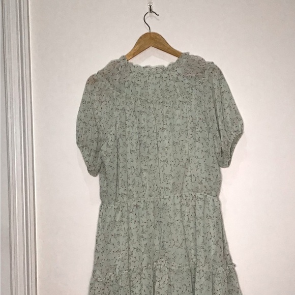 Green Ruffled Floral Romper with Puff Sleeves Women’s Size Medium, V-Neck - Picture 5 of 12